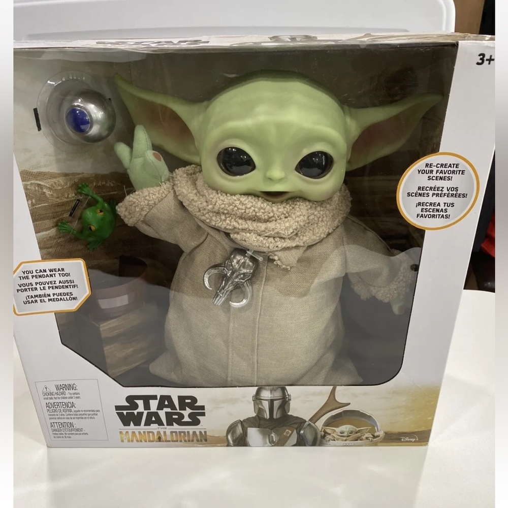 Star Wars Baby Yoda The Mandalorian 11 in Action Figure With Pendant- New In Box